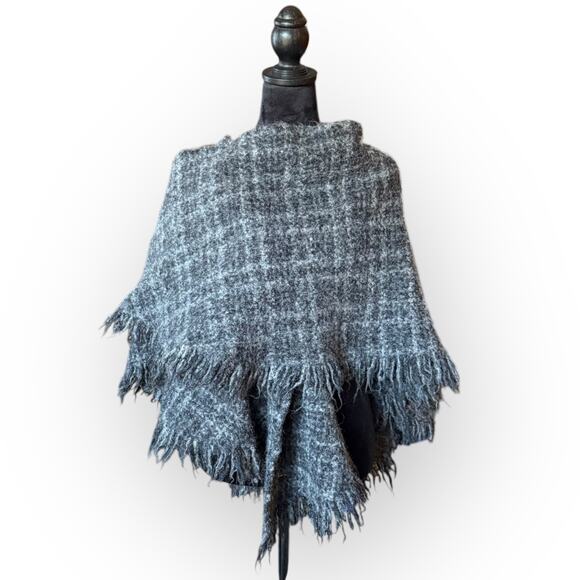 Vintage Weave of The Irish Gray Plaid Wool Cape Wrap Shawl w/Fringe One Size - Picture 2 of 11